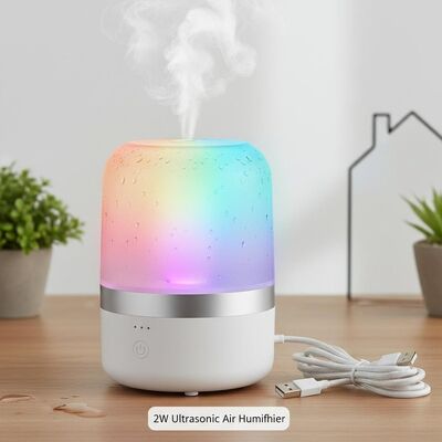 Bon prix Humidificateur d'air à ultrasons de 2w doté d'un câble USB et de 7 lumières colorées parfait pour maintenir des niveaux d'humidité optimaux dans divers environnements en ligne